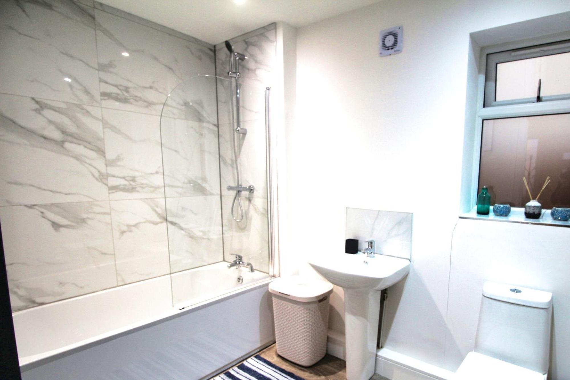 Rotherham - Rawmarsh - Great Customer Feedback - 2 Bed Bungalow - New Build - High End Furnishings - Wheel Chair Accessible - Large Enclosed Garden - Dog Friendly Exterior foto